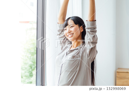 ウェルビーイングを意識した若い女性の暮らし 爽やかな朝の目覚め ウェルビーイングを意識した若い女性の暮らし 爽やかな朝の目覚め 132998069