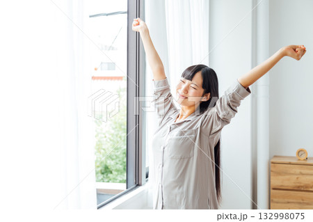 ウェルビーイングを意識した若い女性の暮らし 爽やかな朝の目覚め ウェルビーイングを意識した若い女性の暮らし 爽やかな朝の目覚め 132998075