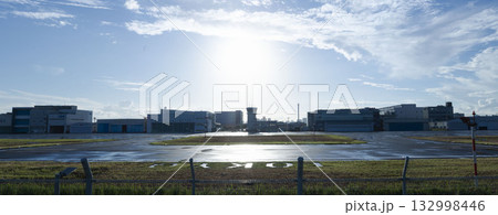 東京のヘリポート、ヘリコプター発着場、天気の良い朝日に照らされた空港 東京のヘリポート、ヘリコプター発着場、天気の良い朝日に照らされた空港 132998446