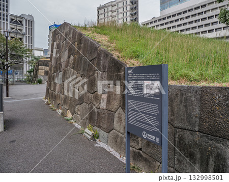 国指定史跡【常盤橋門跡】の石垣と解説板 132998501