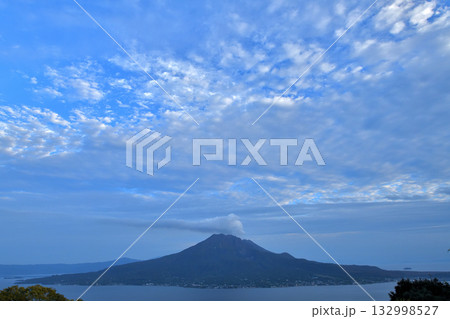 鹿児島　杉山公園付近より噴煙たなびく桜島を望む　 132998527