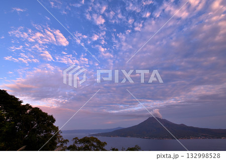鹿児島　杉山公園付近より噴煙たなびく桜島を望む　 132998528