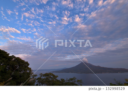 鹿児島 杉山公園付近より噴煙たなびく桜島を望む 鹿児島 杉山公園付近より噴煙たなびく桜島を望む 132998529