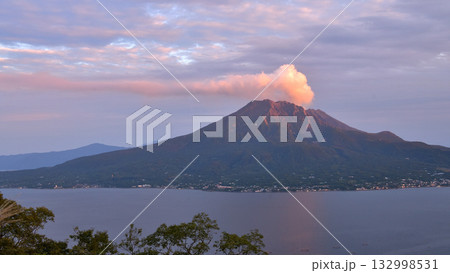 鹿児島　杉山公園付近より夕日に照らされた噴煙たなびく桜島を望む 132998531