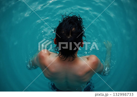 海で泳ぐ男の子 海で泳ぐ男の子 132998733