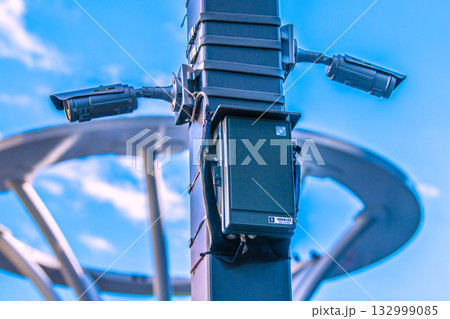 日本の東京都市景観　街角の防犯カメラ。大塚駅北口、広場前の防犯カメラやウオルボックスなどを望む 132999085