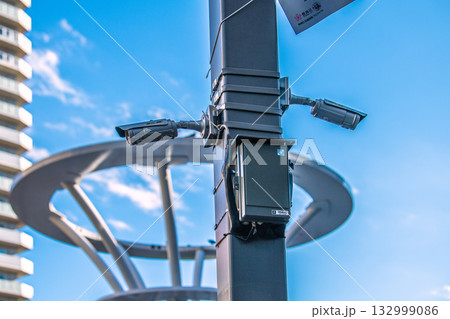 日本の東京都市景観　街角の防犯カメラ。大塚駅北口、広場前の防犯カメラやウオルボックスなどを望む 132999086