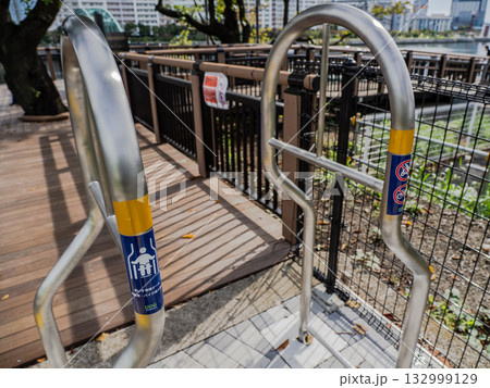 自転車の進入を抑止する車イス専用ゲート 132999129