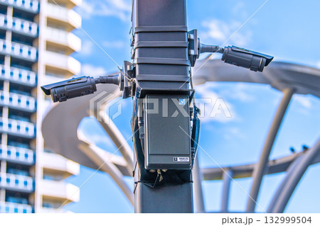 日本の東京都市景観 街角の防犯カメラ。大塚駅北口、駅前広場の防犯カメラやウオルボックスなどを望む 日本の東京都市景観 街角の防犯カメラ。大塚駅北口、駅前広場の防犯カメラやウオルボックスなどを望む 132999504