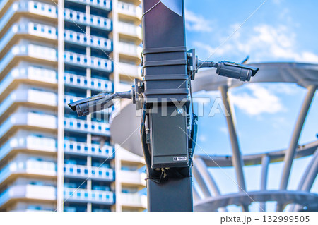 日本の東京都市景観 街角の防犯カメラ。大塚駅北口、駅前広場の防犯カメラやウオルボックスなどを望む 日本の東京都市景観 街角の防犯カメラ。大塚駅北口、駅前広場の防犯カメラやウオルボックスなどを望む 132999505