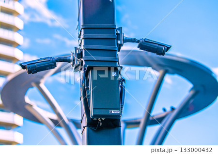 日本の東京都市景観　街角の防犯カメラ。大塚駅北口、広場前の防犯カメラやウオルボックスなどを望む 133000432