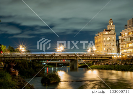 煌めく日本の京都の街並み　京都鴨川夜景　四条大橋周辺 133000735