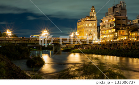 煌めく日本の京都の街並み 京都鴨川夜景 四条大橋周辺 煌めく日本の京都の街並み 京都鴨川夜景 四条大橋周辺 133000737