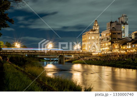 煌めく日本の京都の街並み　京都鴨川夜景　四条大橋周辺 133000740