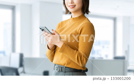 スマートフォンを使う笑顔の女性・ビジネスウーマン 133001200