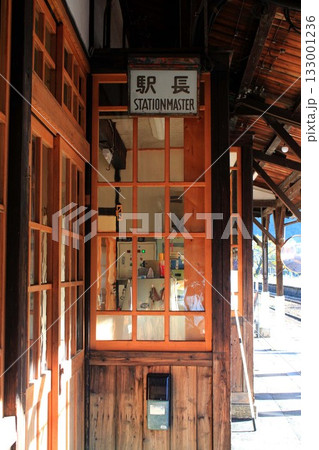 昭和レトロな駅・郡上八幡駅のホームと駅長室 133001236