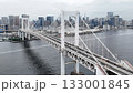 レインボーブリッジをドローンで空撮　東京湾を望む昼間の絶景風景 133001845