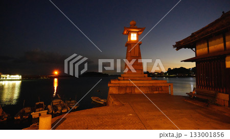 鞆の浦　灯りの点る常夜燈 133001856