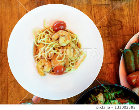 top view of spaghetti pasta with fried king prawns 133002398