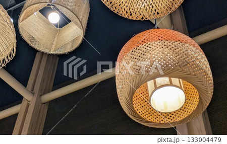 アジアンリゾート風の竹やラタンで編まれた天然素材のペンダントライトインテリア装飾 133004479