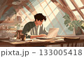 陽の差し込むワークスペースで作業に集中するフリーランス 133005418