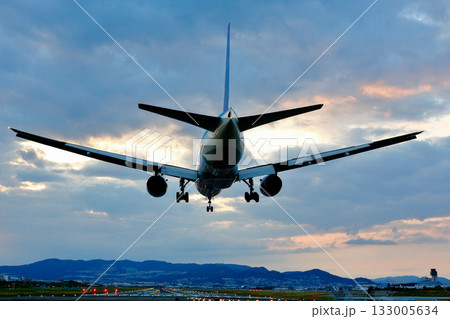夕焼け空|着陸する大型機 夕焼け空|着陸する大型機 133005634