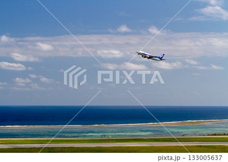 南国の空を飛ぶ旅客機｜石垣島 133005637