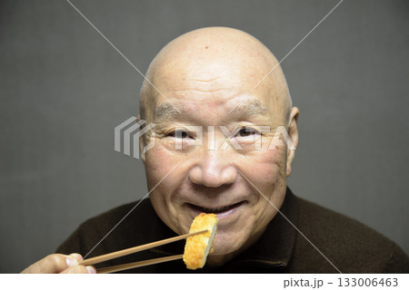 トンカツを笑顔で食べる老人 トンカツを笑顔で食べる老人 133006463