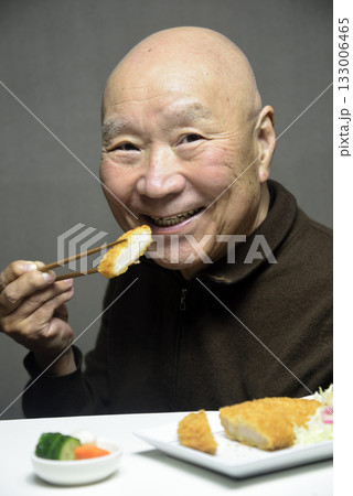 トンカツを笑顔で食べる老人 トンカツを笑顔で食べる老人 133006465