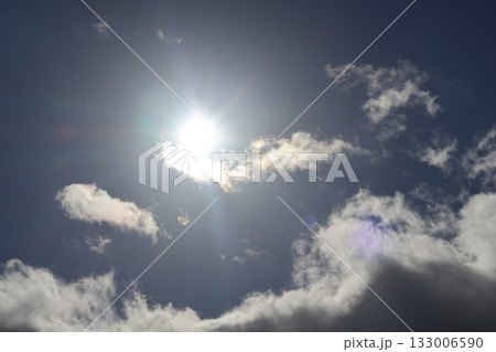白く輝く太陽と雲と青空の風景 白く輝く太陽と雲と青空の風景 133006590