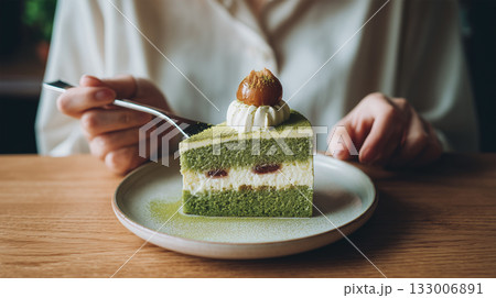 女性が抹茶ケーキを味わう 133006891