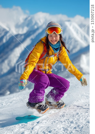 ゲレンデで楽しむ、笑顔が眩しいキュートな女性 133007218