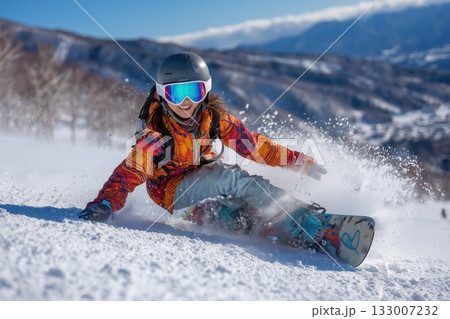 ゲレンデで楽しむ、笑顔が眩しいキュートな女性 133007232