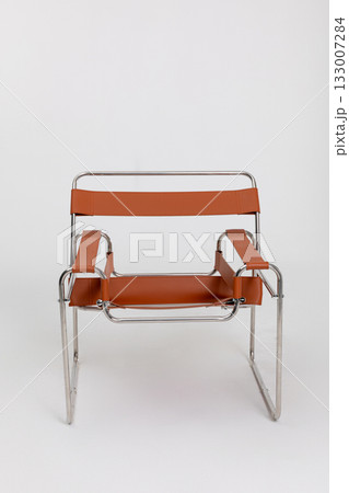 Modern Leather and Metal Chair Design A Perfect Blend of Comfort and Contemporary Aesthetics 133007284