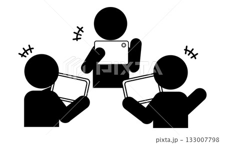 タブレットを持ち話し合う3人のシルエットイラスト 133007798