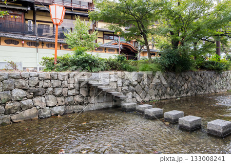 【木屋町通】高瀬川沿いの散歩道 【木屋町通】高瀬川沿いの散歩道 133008241