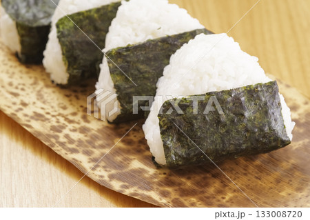 竹の皮に包まれたおにぎり 竹の皮に包まれたおにぎり 133008720