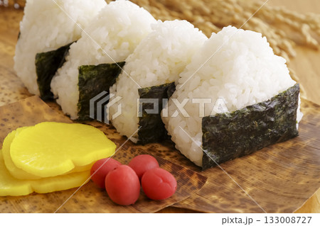 美味しそうなおにぎり弁当 133008727