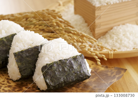 日本の主食・米とおにぎり 133008730