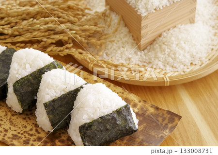 日本の主食・米とおにぎり 133008731