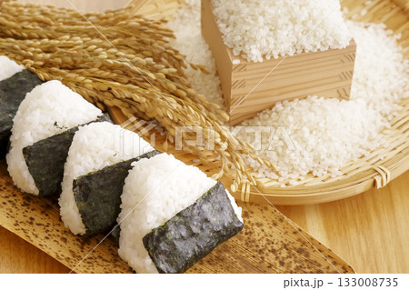 日本の主食・米とおにぎり 133008735