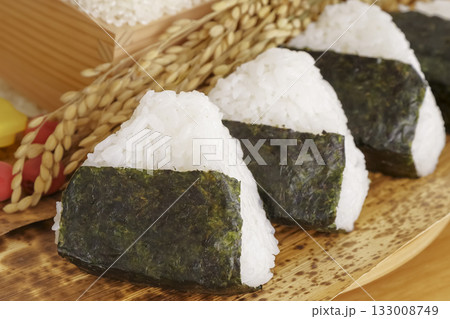 日本の主食・米と稲穂、秋の収穫イメージ 日本の主食・米と稲穂、秋の収穫イメージ 133008749