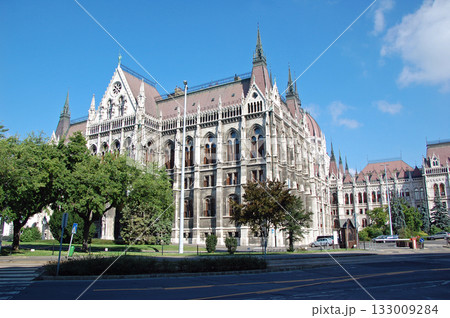 ハンガリー　早朝の国会議事堂　外観　撮影日：2010/9/5 133009284