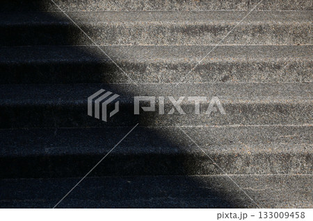 影のかかった階段 133009458