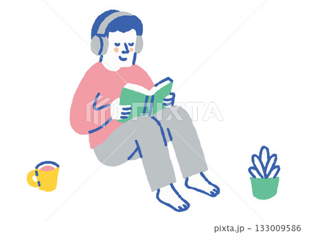 ヘッドホンをして読書をする男性_色 133009586