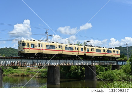 青空の可児川を渡る 名鉄広見線6000系電車6013編成ストロークリーム 青空の可児川を渡る 名鉄広見線6000系電車6013編成ストロークリーム 133009837