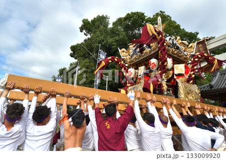 播州姫路の秋祭り 英賀神社 屋台の宮入風景 播州姫路の秋祭り 英賀神社 屋台の宮入風景 133009920
