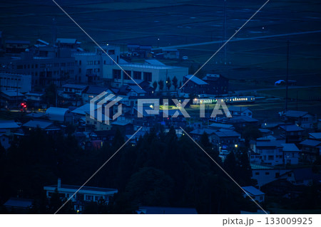 夜明けの藪神駅 133009925