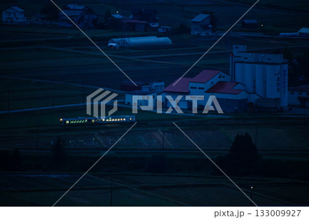 夜明けの田園風景 133009927