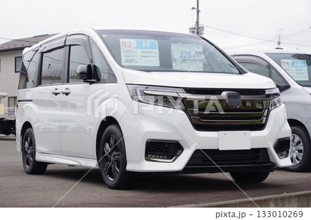 販売店に並ぶミニバン　ホンダステップワゴン5代目後期型 133010269
